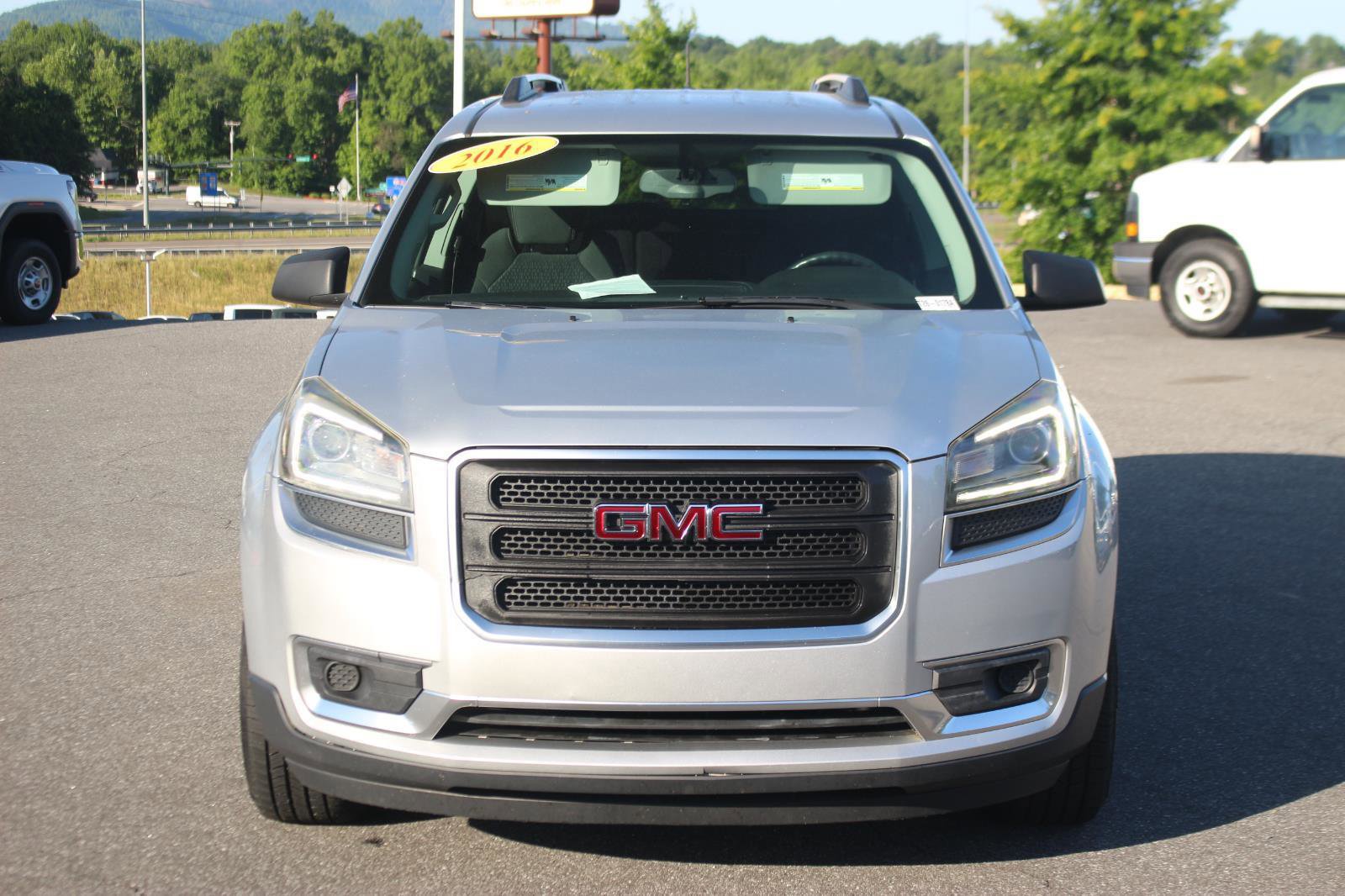 Used 2016 GMC Acadia SLE FWD image 2