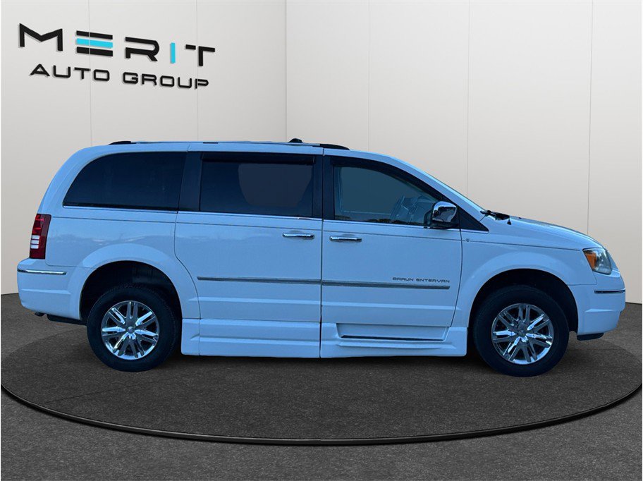 Used 2010 Chrysler Town & Country Limited image 10