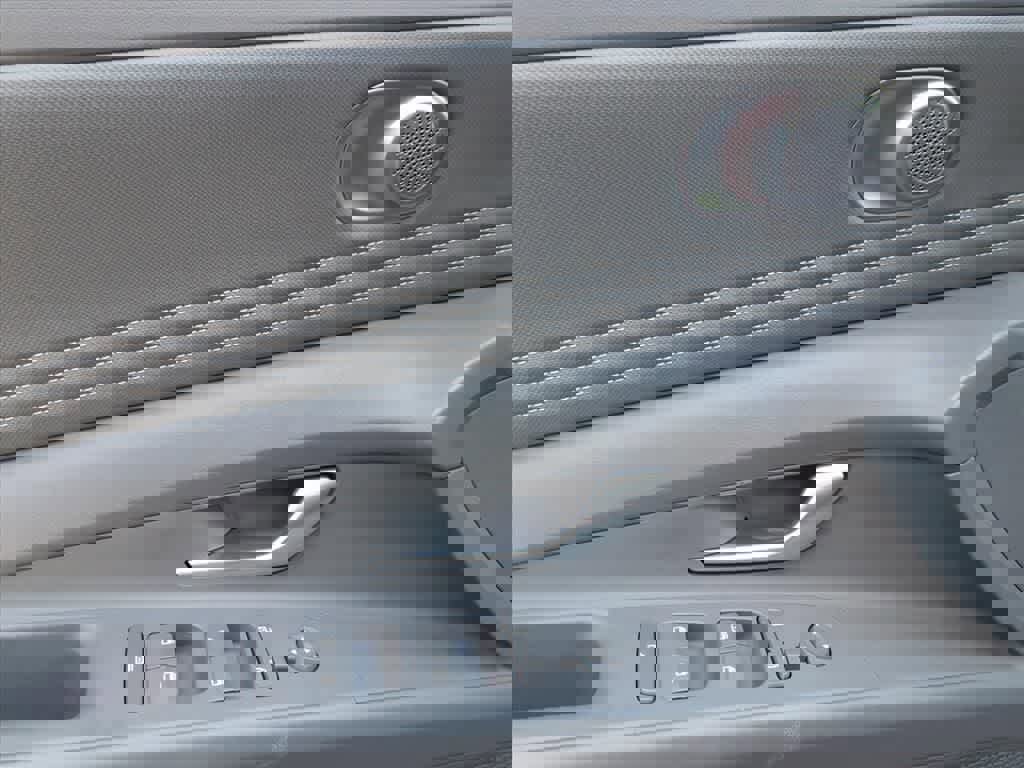 Used 2023 Hyundai Elantra SEL w/ Convenience Package image 13