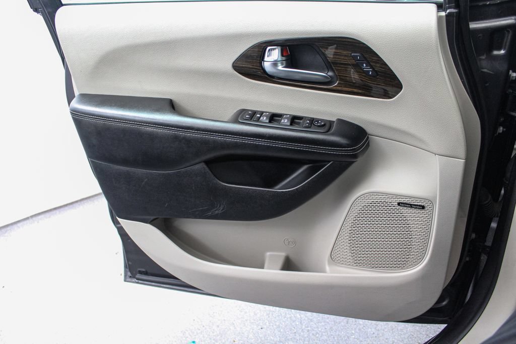 Used 2022 Chrysler Pacifica Limited FWD image 13