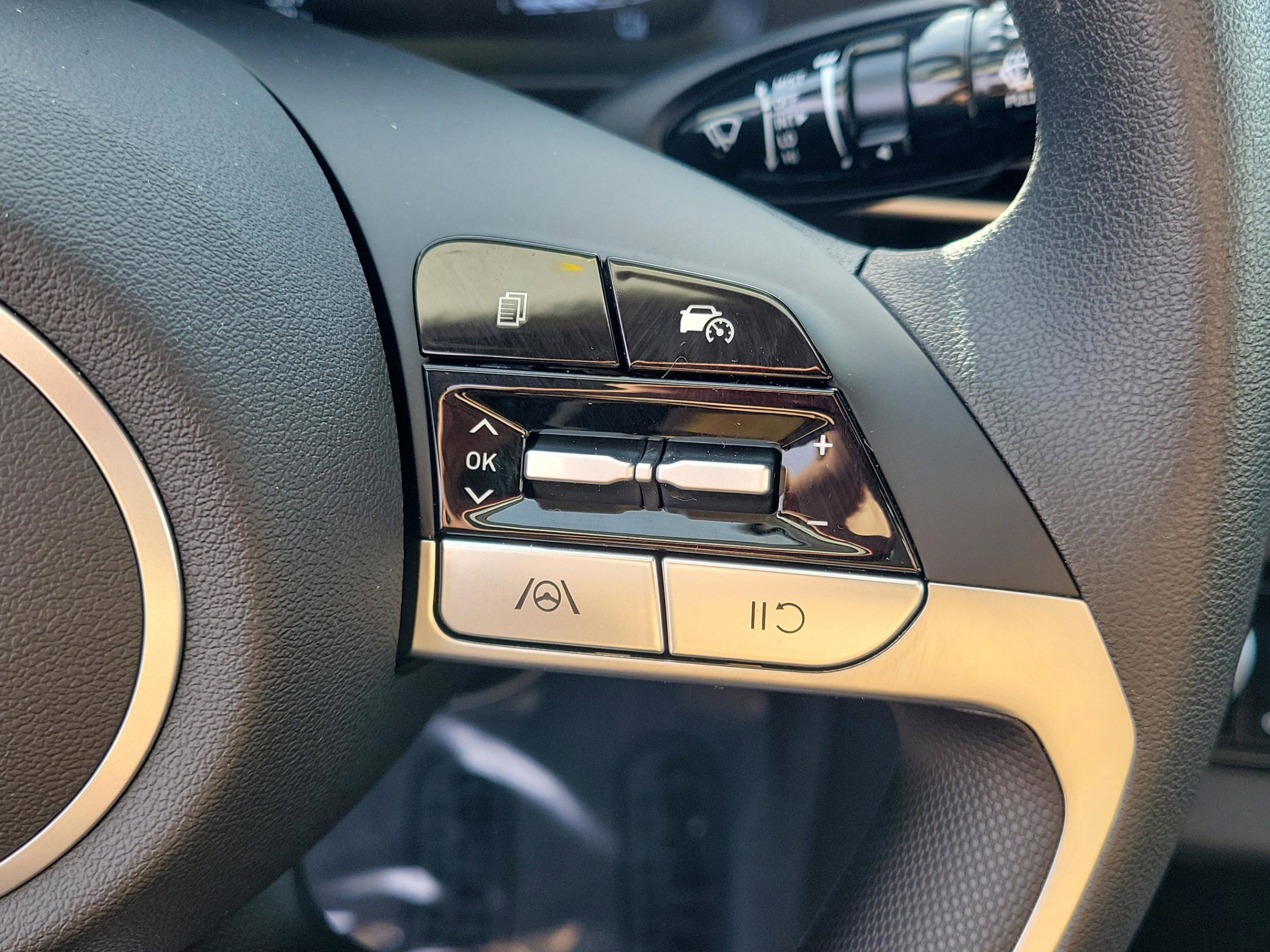 Used 2025 Hyundai Elantra Blue image 18