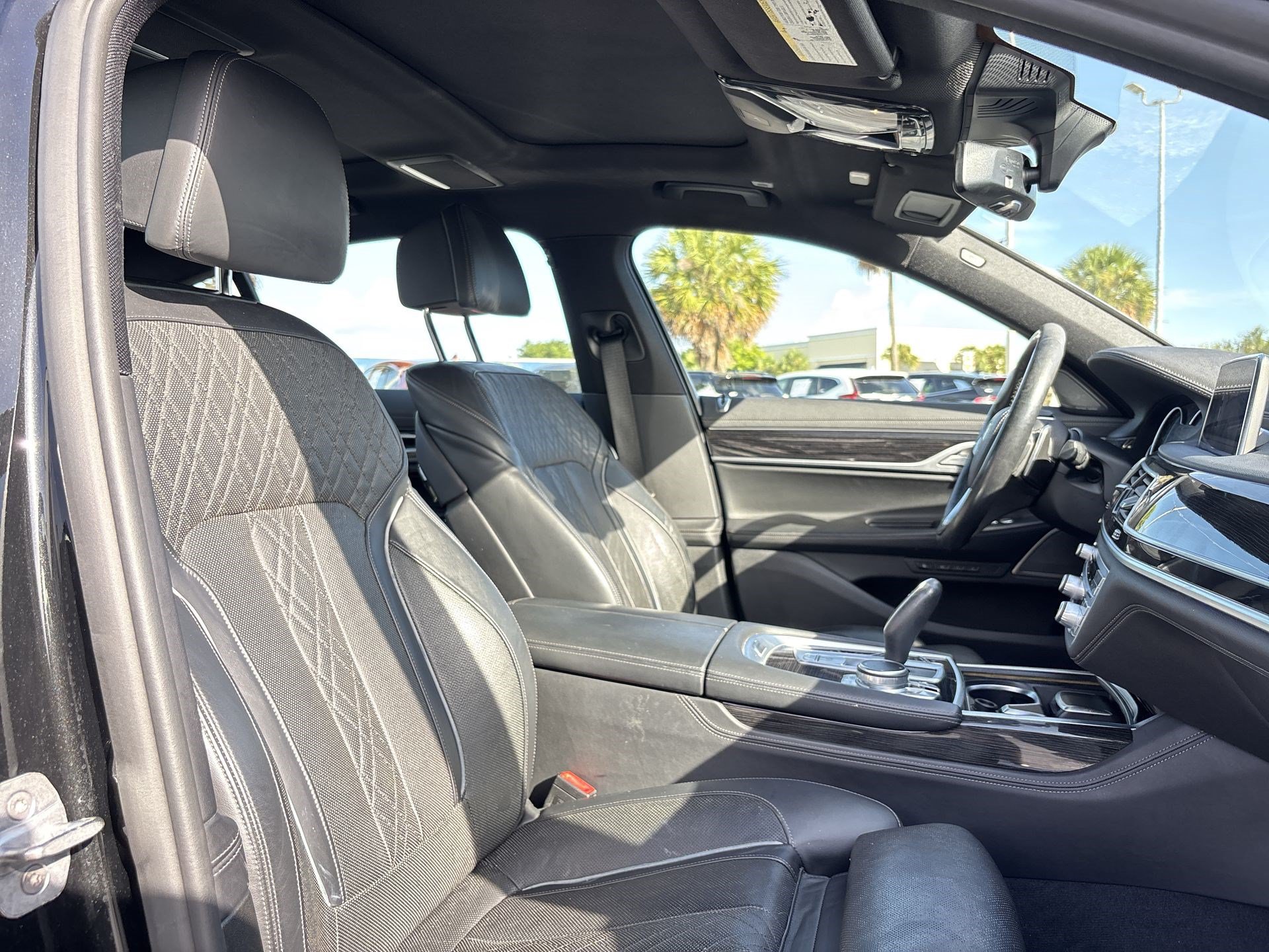 Used 2019 BMW 750i w/ M Sport Package RWD image 23
