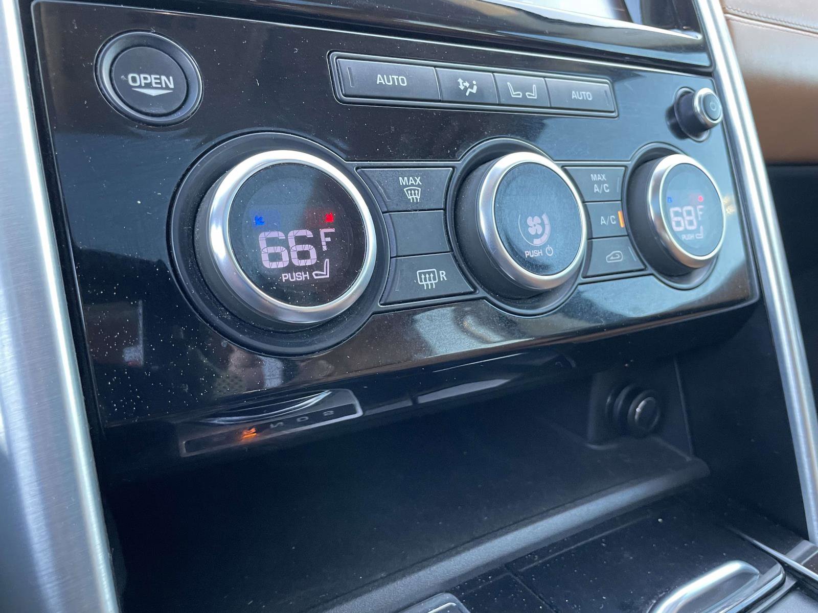 Used 2017 Land Rover Discovery HSE Luxury image 17