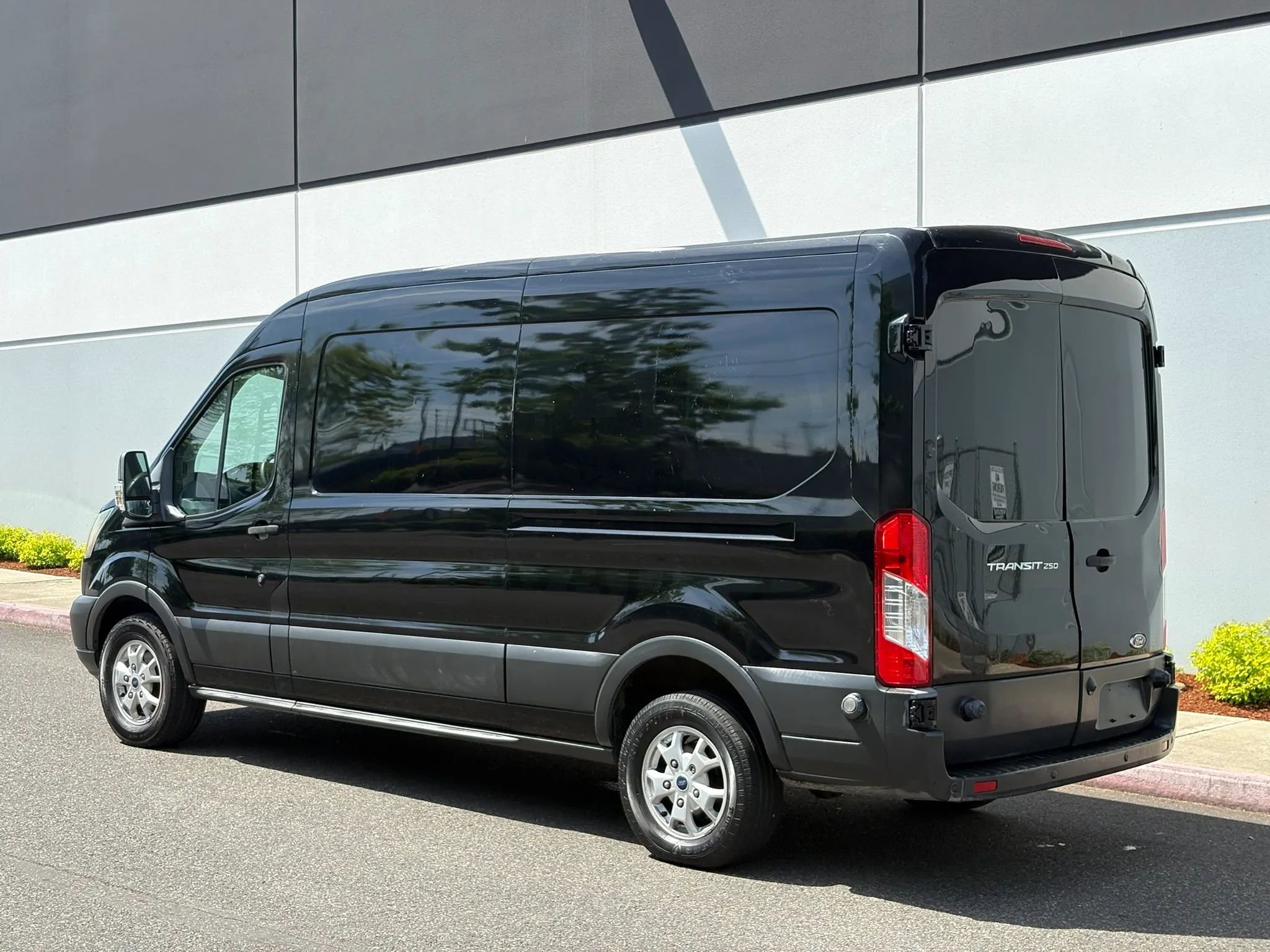 Used 2016 Ford Transit 250 148 Medium Roof RWD image 4