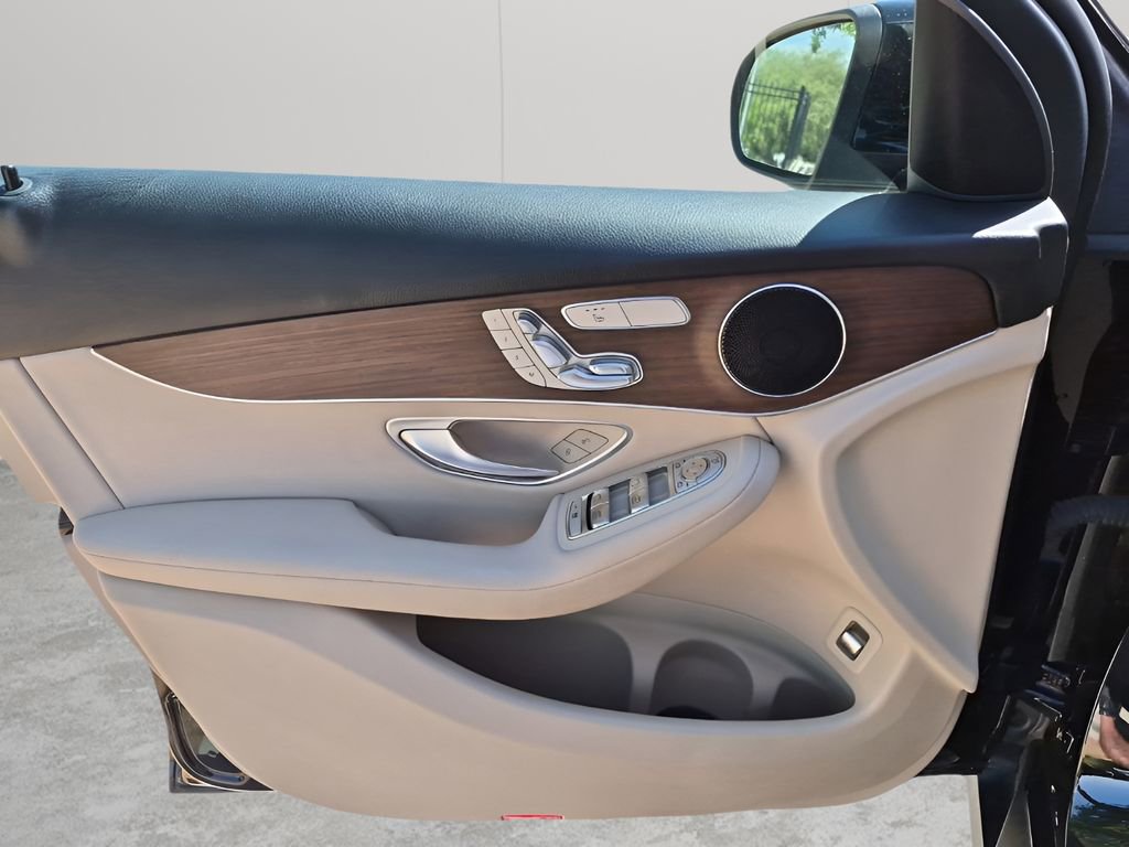 Used 2022 Mercedes-Benz GLC 300 4MATIC w/ Driver Assistance Package image 26