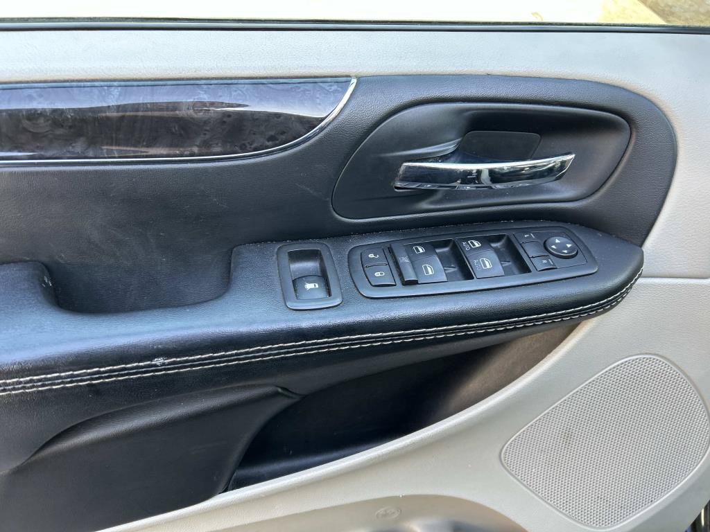 Used 2015 Chrysler Town & Country Touring FWD image 19