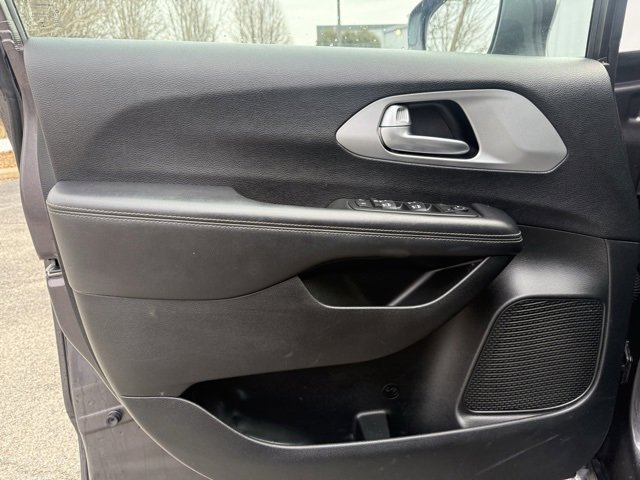 Used 2018 Chrysler Pacifica Touring-L Plus w/ S Appearance Package image 8