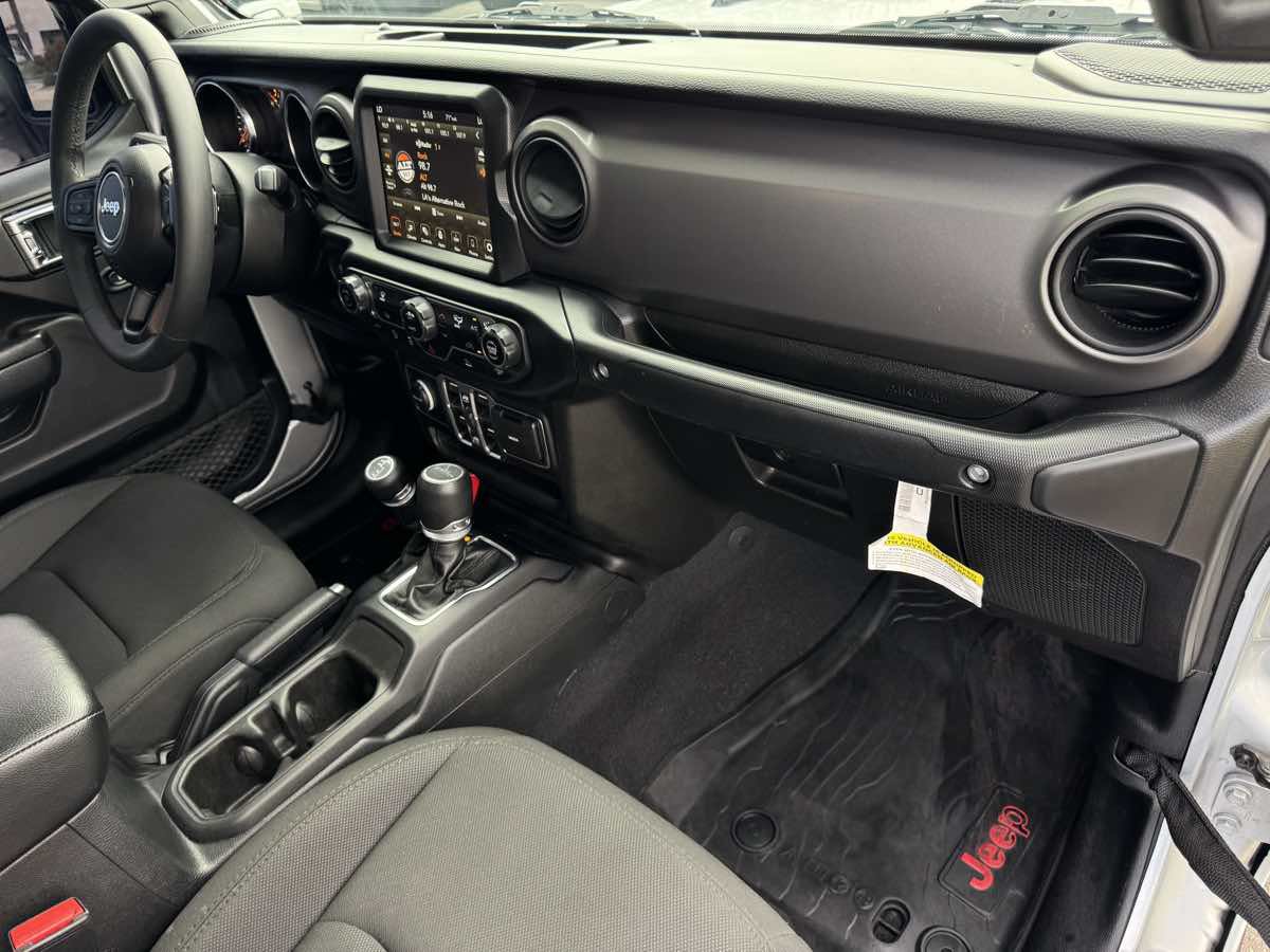 Used 2023 Jeep Gladiator Sport AWD/4WD image 22