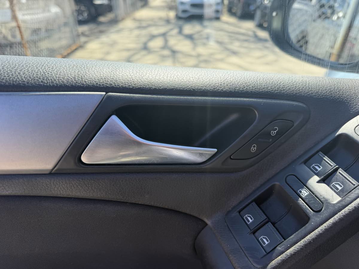 Used 2010 Volkswagen Golf 4-Door image 11