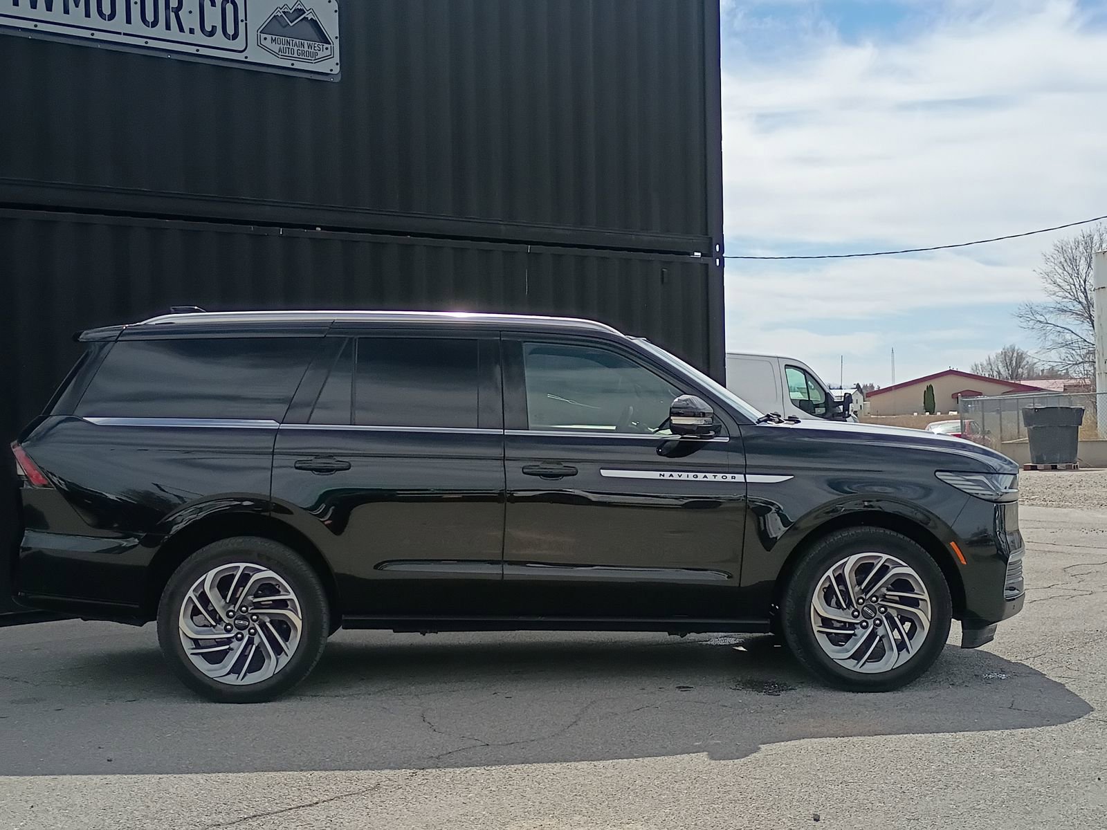 Used 2025 Lincoln Navigator Reserve image 6