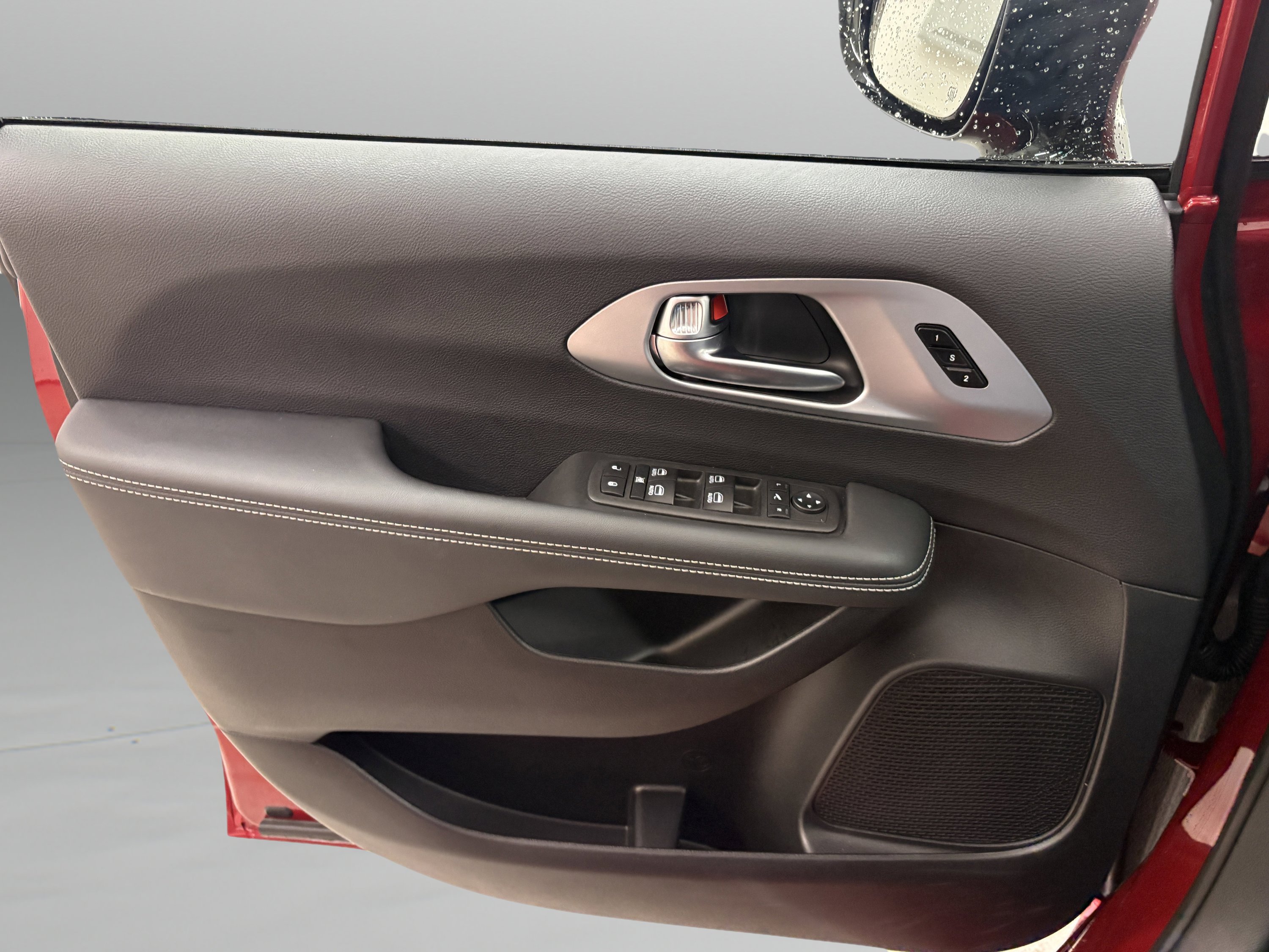 Used 2025 Chrysler Pacifica Limited image 24