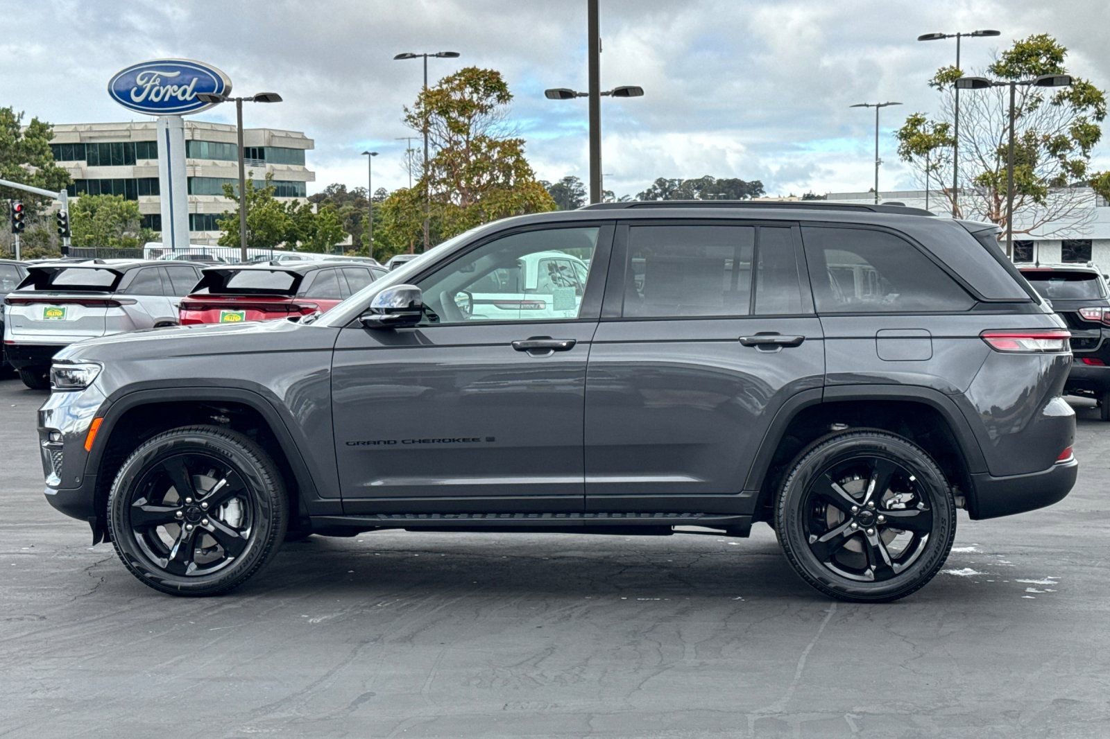New 2025 Jeep Grand Cherokee Limited w/ Luxury Tech Group II image 8