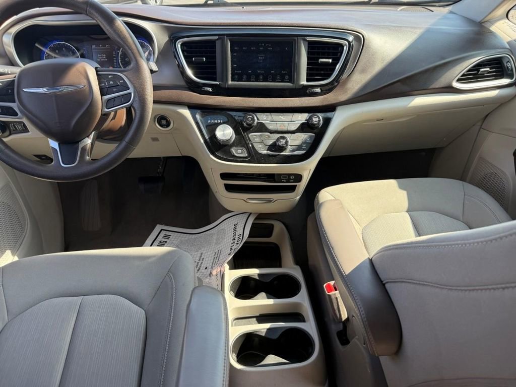 Used 2020 Chrysler Voyager LX image 9