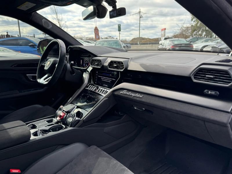 Used 2021 Lamborghini Urus image 21