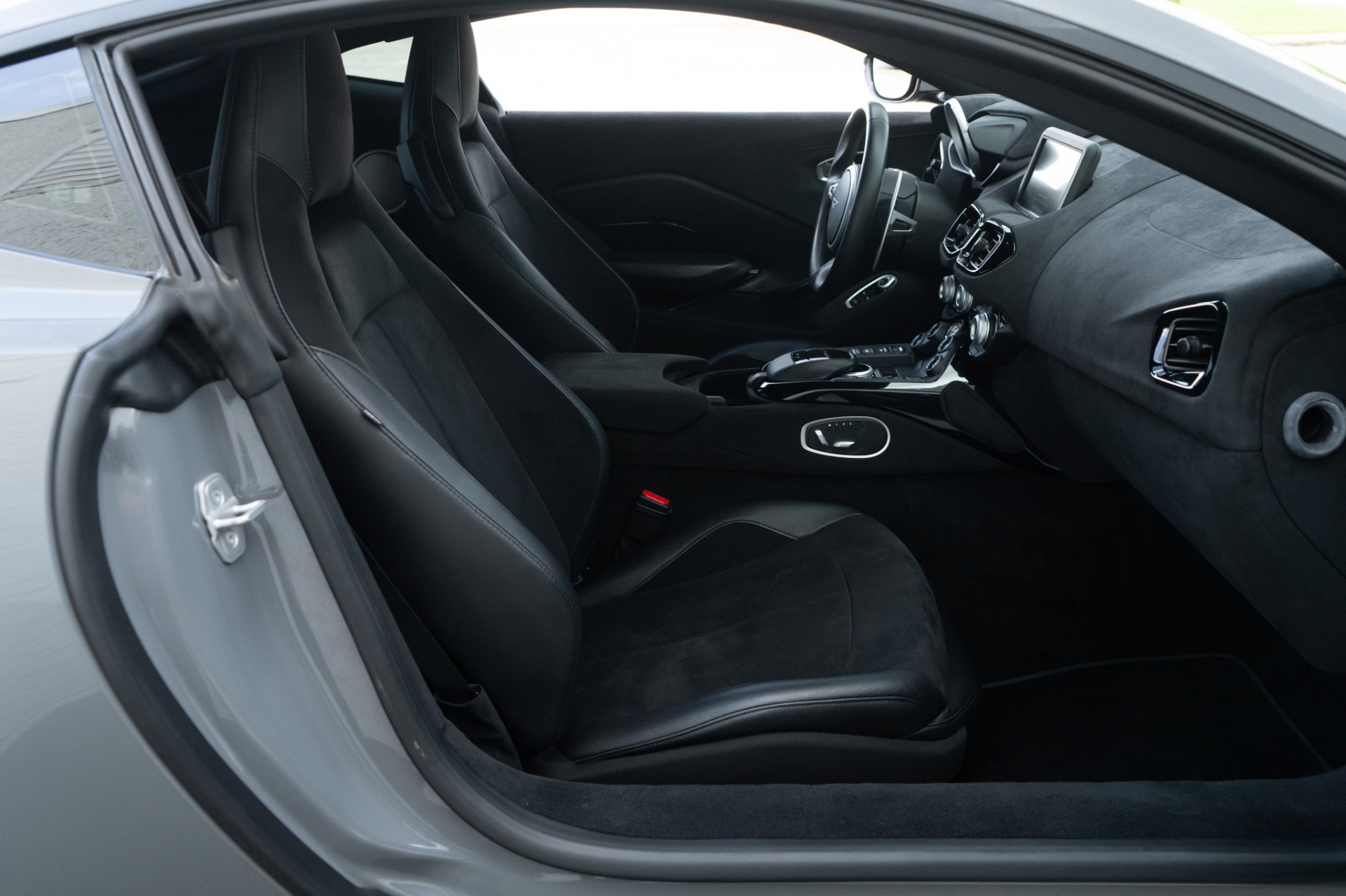 Used 2020 Aston Martin V8 Vantage Coupe RWD image 17