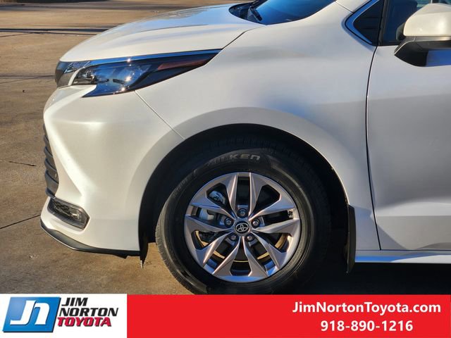 Used 2025 Toyota Sienna XLE image 9