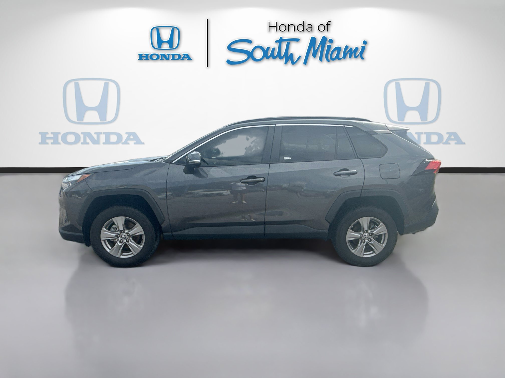Used 2023 Toyota RAV4 XLE AWD/4WD image 4
