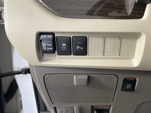 Used 2020 Toyota Sienna XLE w/ XLE Navigation Package FWD image 12