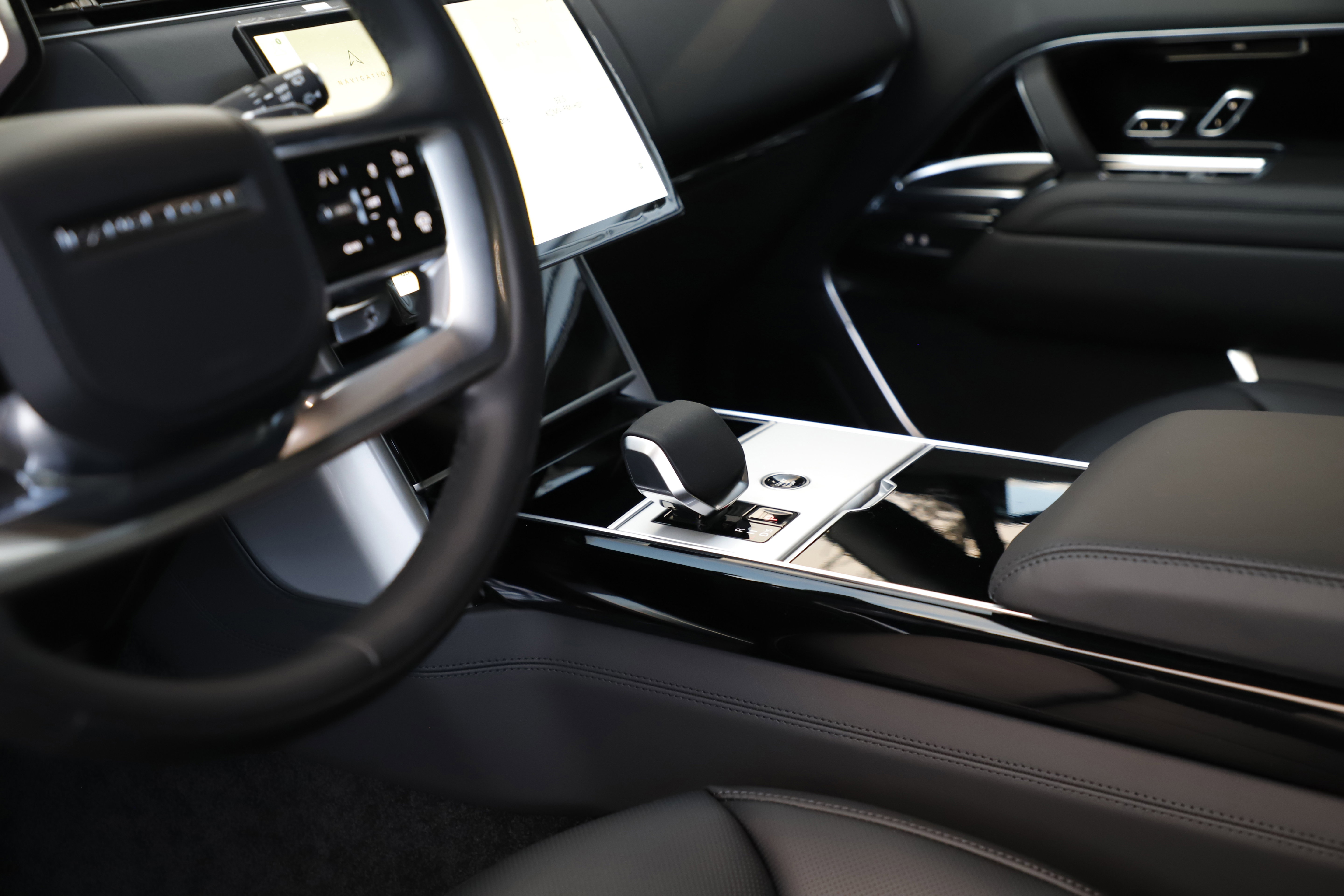 New 2026 Land Rover Range Rover Long Wheelbase SE image 18