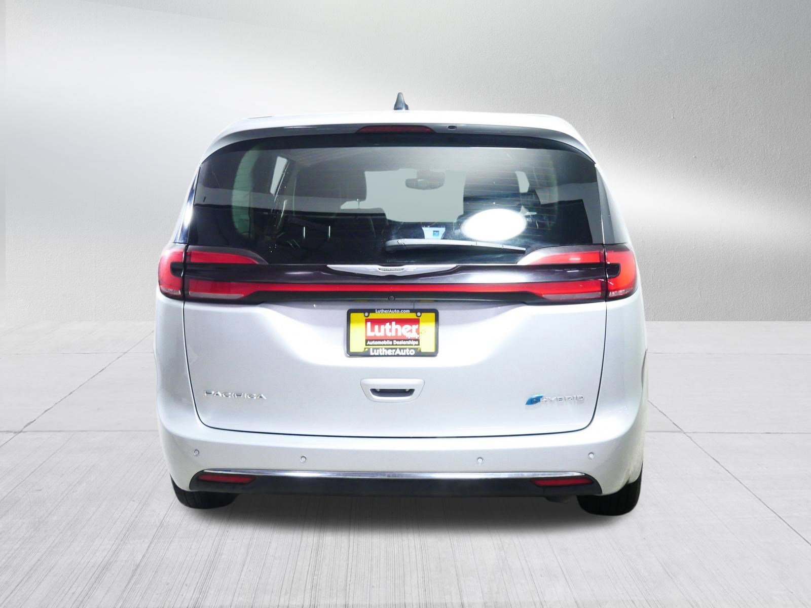 Used 2023 Chrysler Pacifica Touring-L FWD image 6
