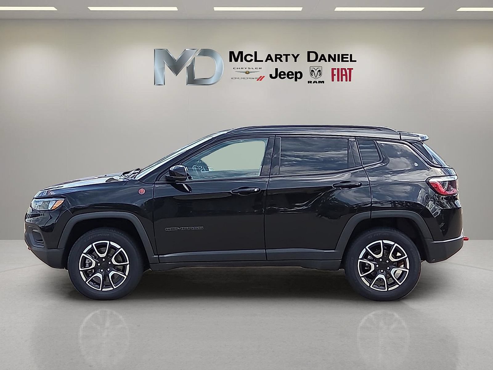 Used 2024 Jeep Compass Trailhawk AWD/4WD image 3