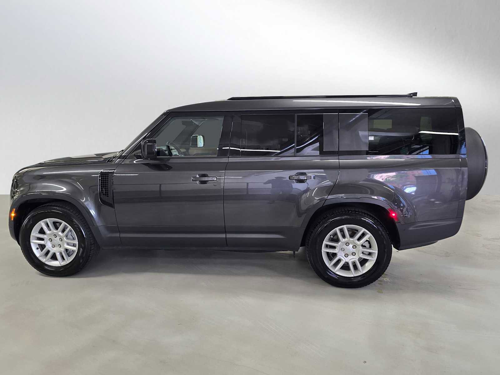 Used 2025 Land Rover Defender 130 S image 2