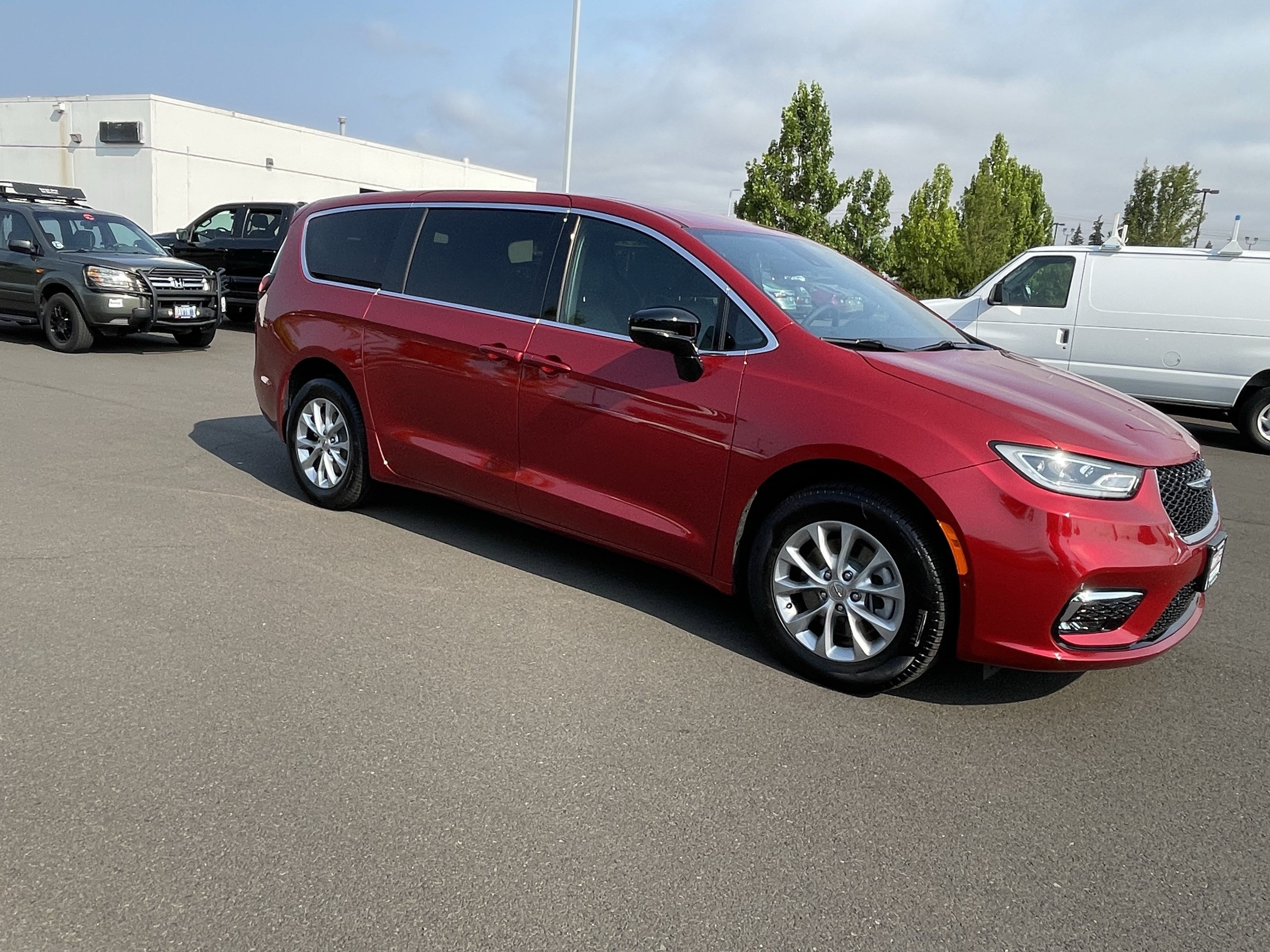 Used 2025 Chrysler Pacifica Select AWD/4WD image 7