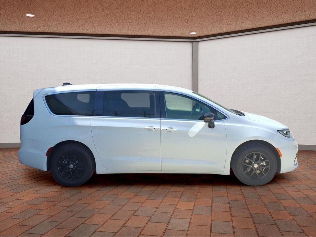 Used 2024 Chrysler Pacifica Touring-L FWD image 4