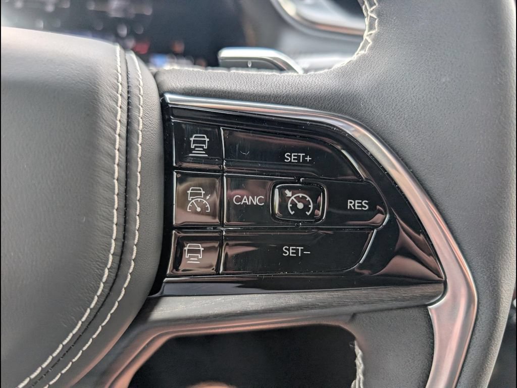Used 2025 Jeep Grand Cherokee Overland w/ Luxury Tech Group IV AWD/4WD image 13