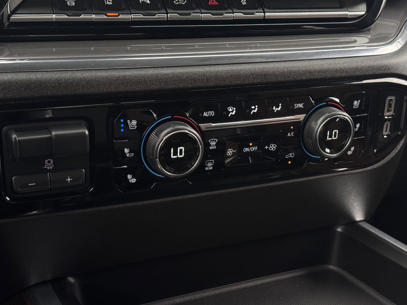 Used 2024 Chevrolet Silverado 3500 High Country w/ Technology Package image 23