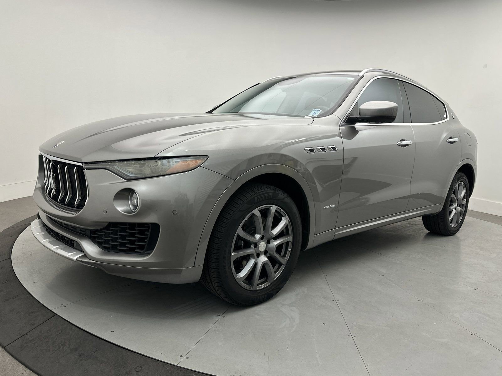 Used 2018 Maserati Levante GranLusso AWD/4WD image 2