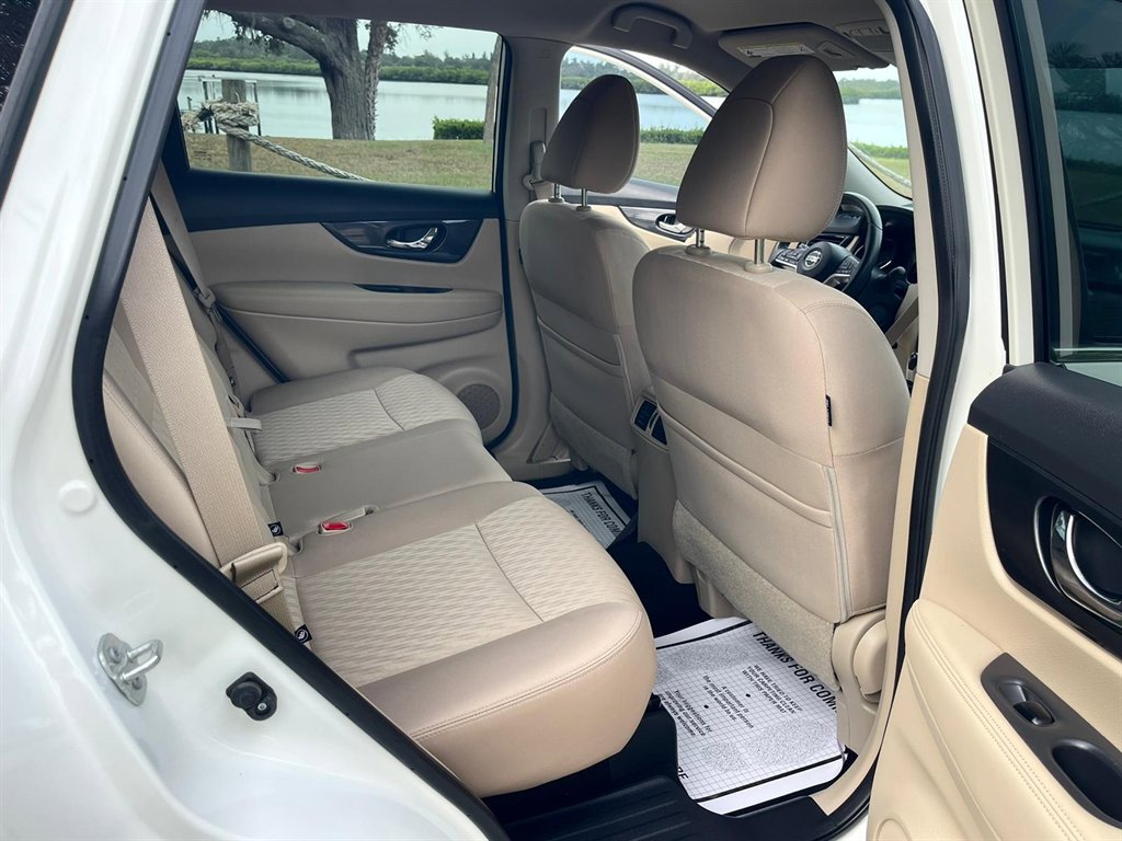 Used 2017 Nissan Rogue SV w/ SV Premium Package image 16