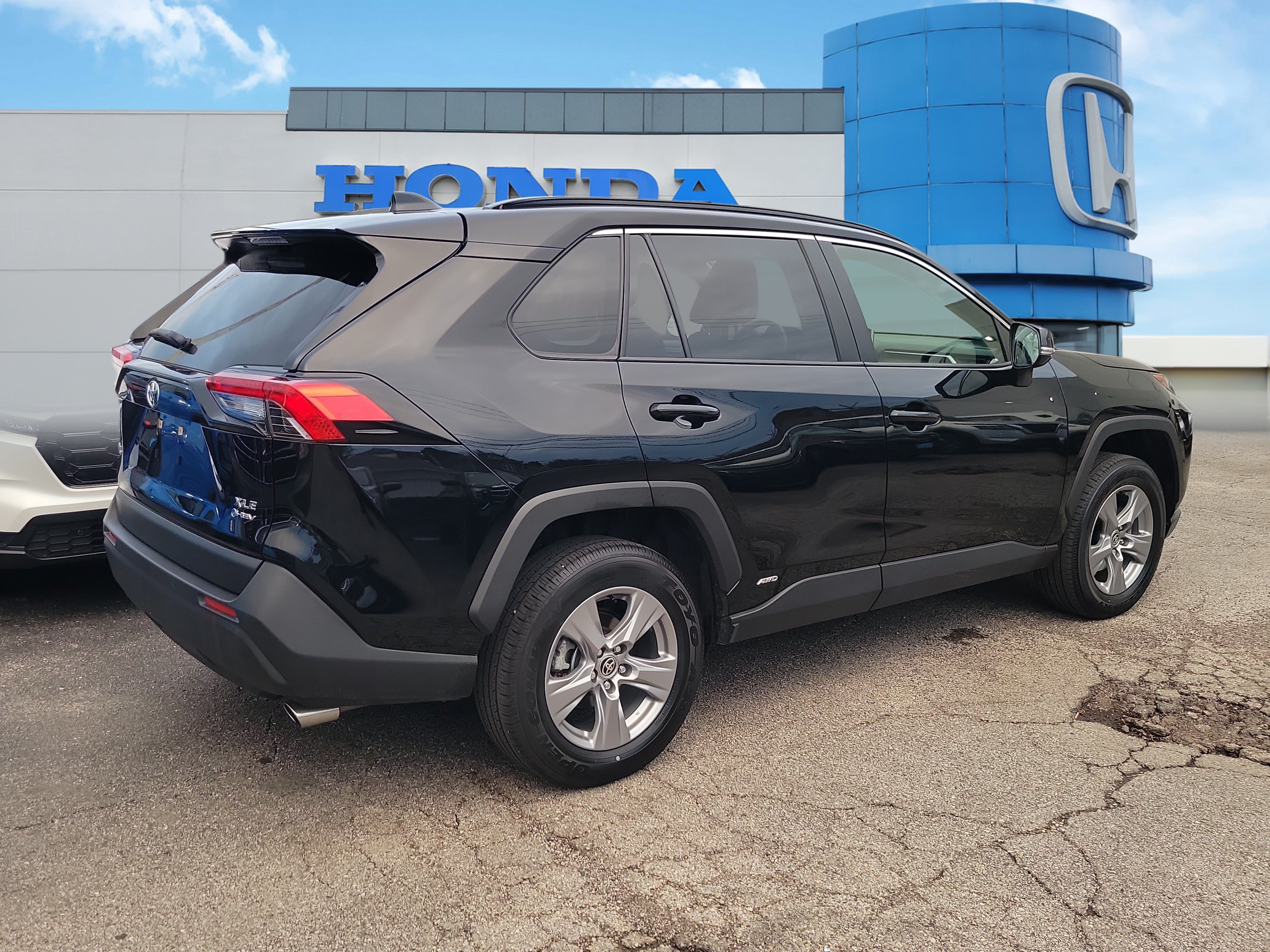 Used 2025 Toyota RAV4 XLE AWD/4WD image 5