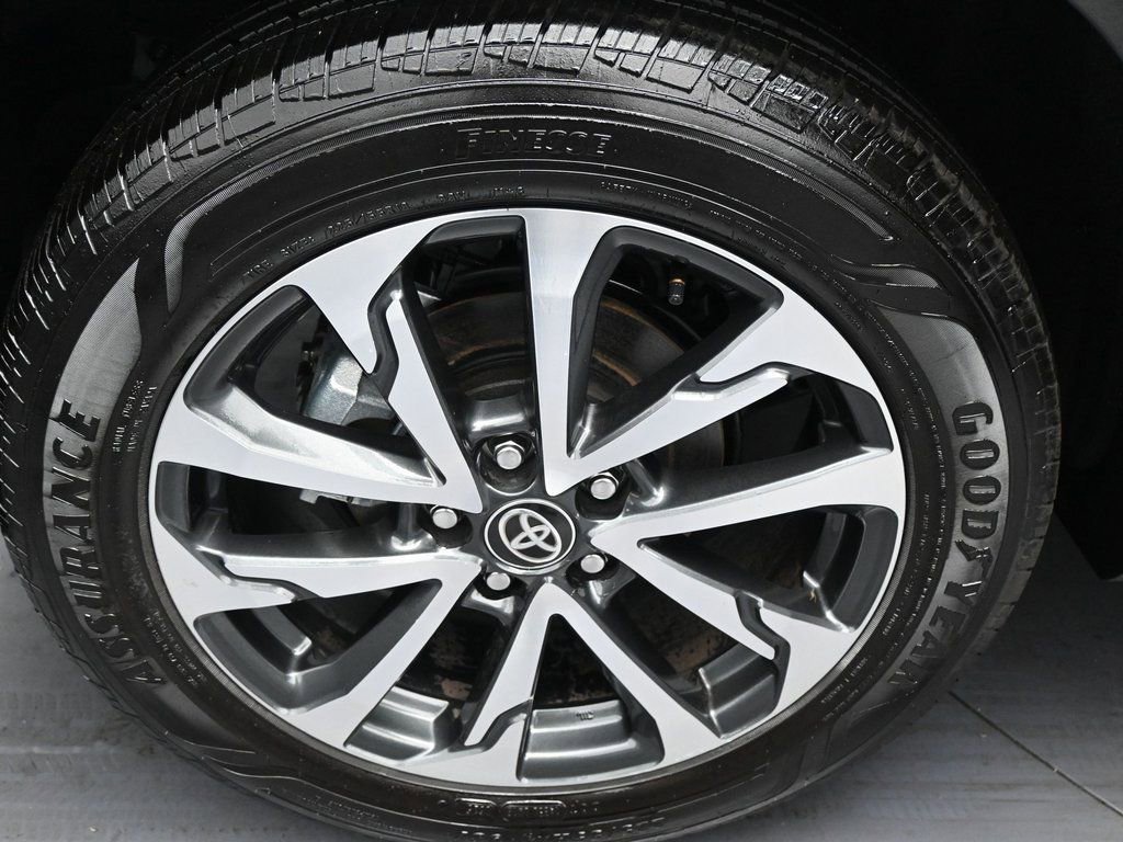 Used 2025 Toyota Corolla Cross XLE w/ Convenience Package FWD image 32