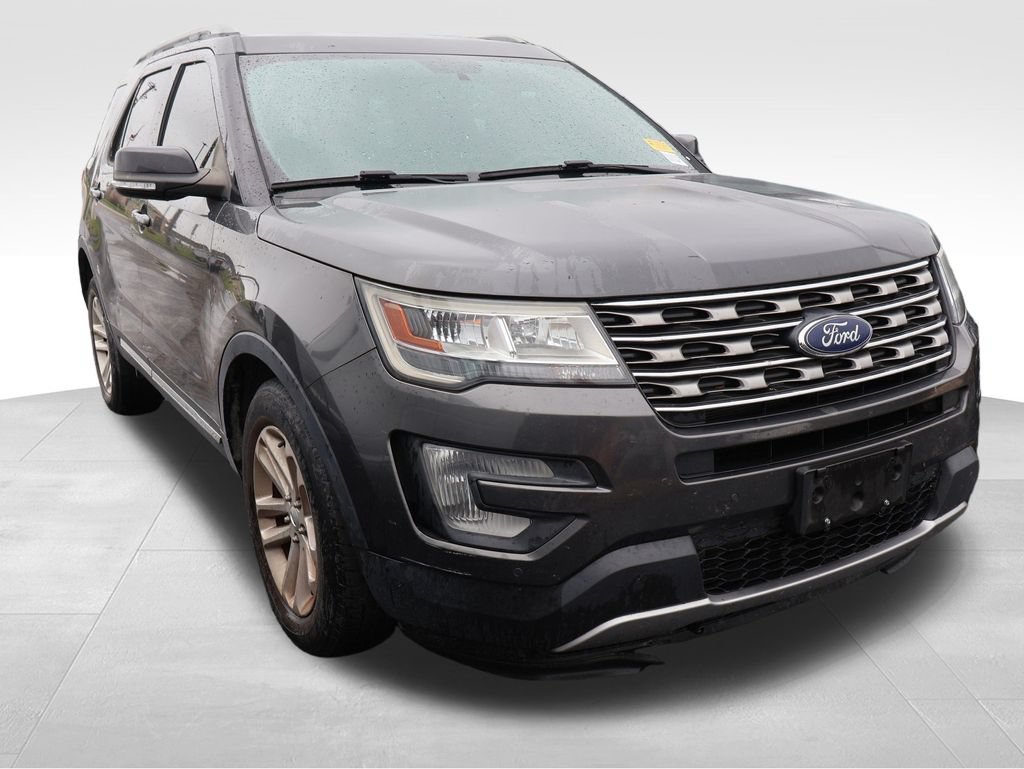 Used 2017 Ford Explorer XLT w/ Equipment Group 202A FWD image 11