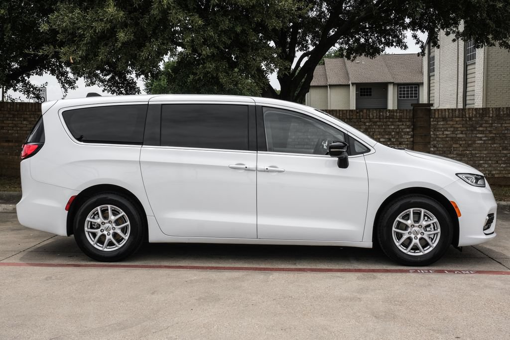 Used 2024 Chrysler Pacifica Touring-L FWD image 14
