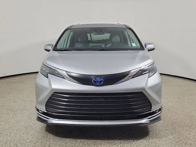 Used 2024 Toyota Sienna XLE FWD image 3