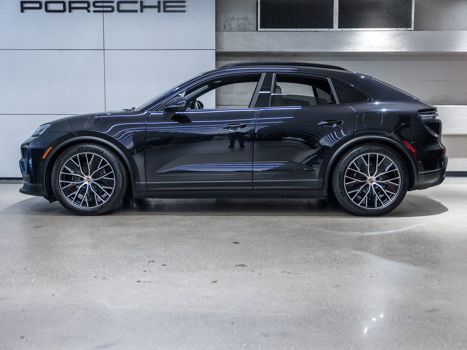 Certified 2025 Porsche Macan Electric image 2