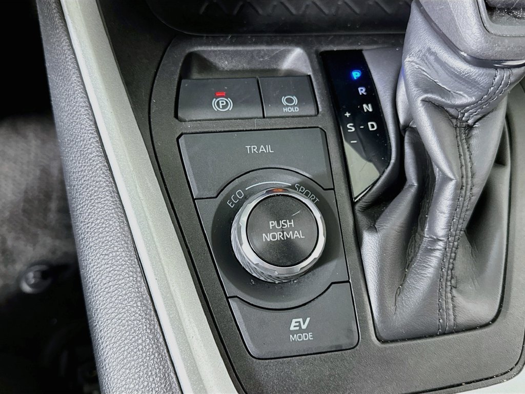 Used 2024 Toyota RAV4 LE AWD/4WD image 16