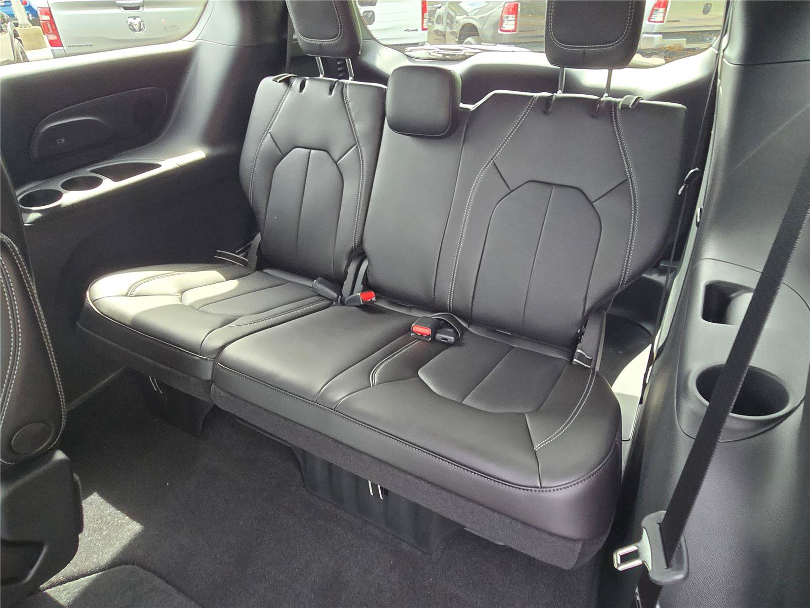 New 2027 Chrysler Pacifica Select FWD image 16