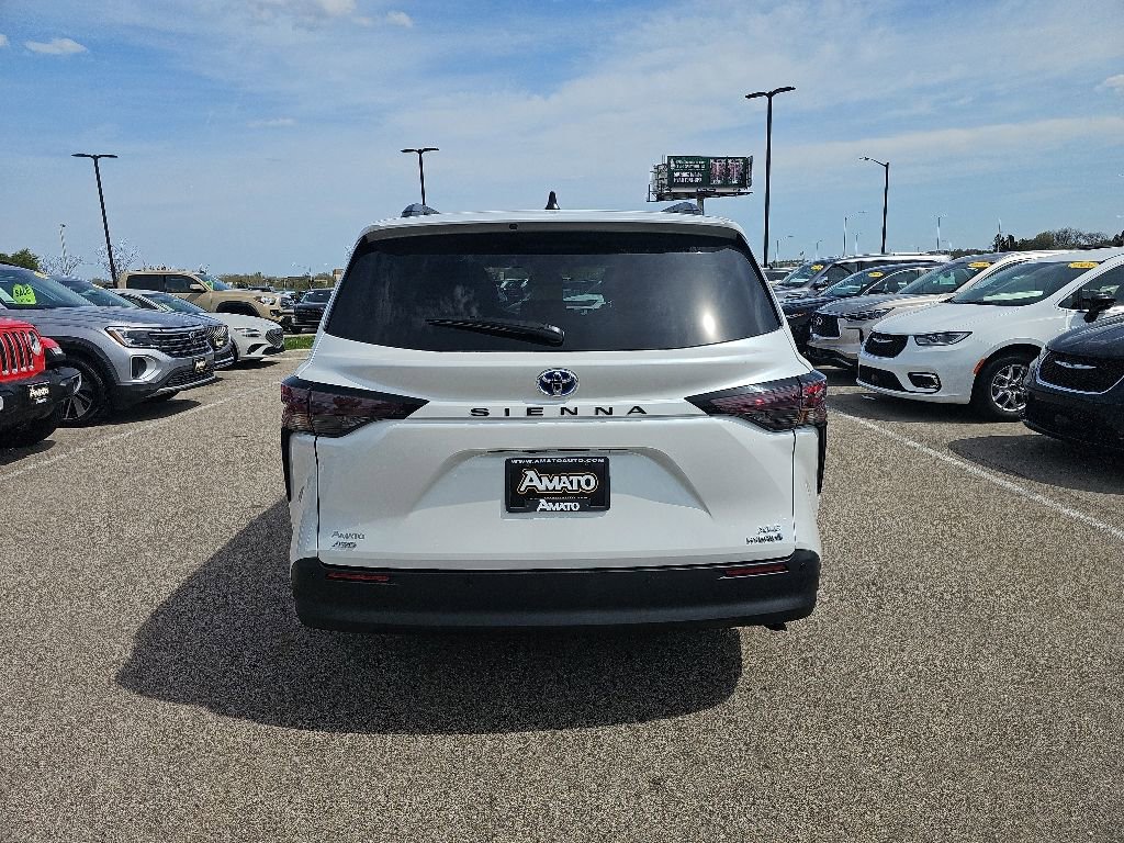 Used 2024 Toyota Sienna XLE AWD/4WD image 4