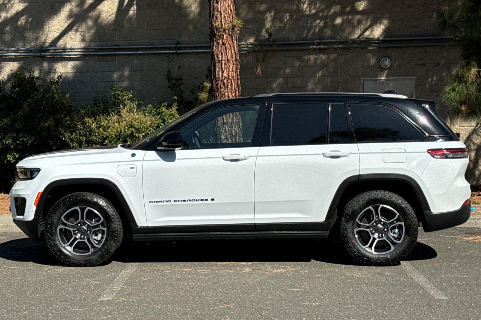 New 2023 Jeep Grand Cherokee Trailhawk 4xe AWD/4WD image 6