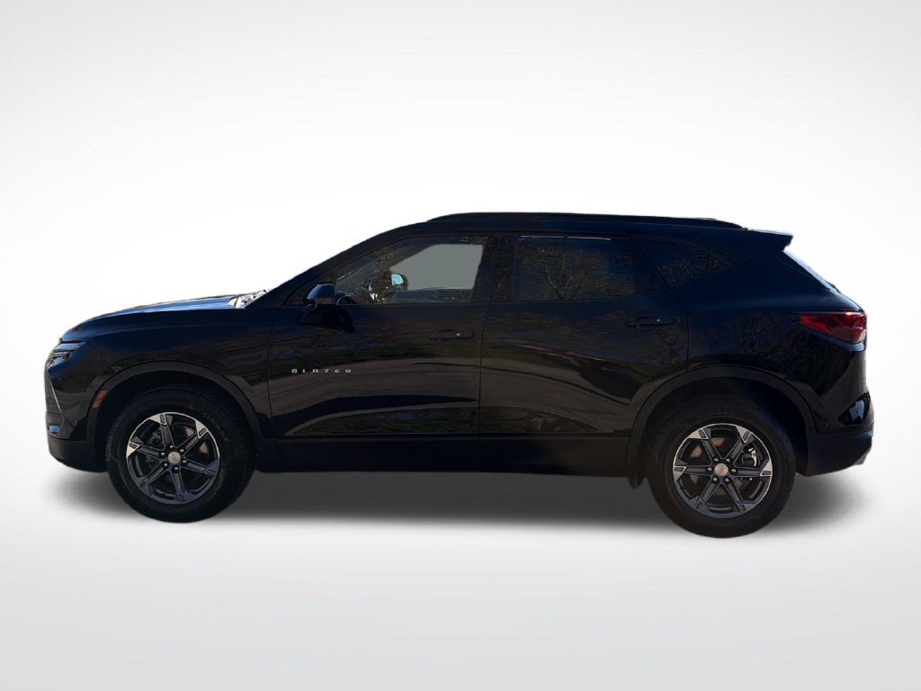 Used 2025 Chevrolet Blazer LT AWD/4WD image 2