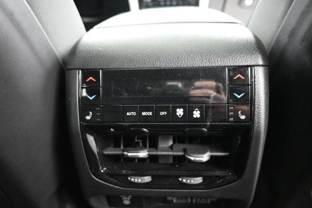 Used 2022 Jeep Grand Cherokee Overland w/ Luxury Tech Group IV AWD/4WD image 9