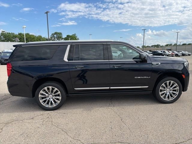Used 2023 GMC Yukon XL Denali w/ Denali Reserve Package AWD/4WD image 9