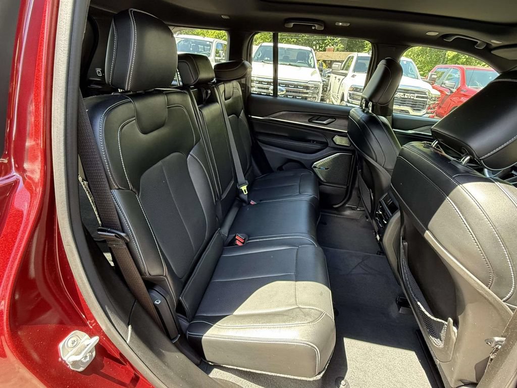 Used 2023 Jeep Grand Cherokee Overland AWD/4WD image 10