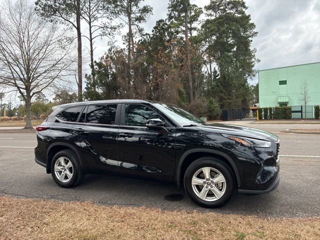Used 2024 Toyota Highlander LE image 3