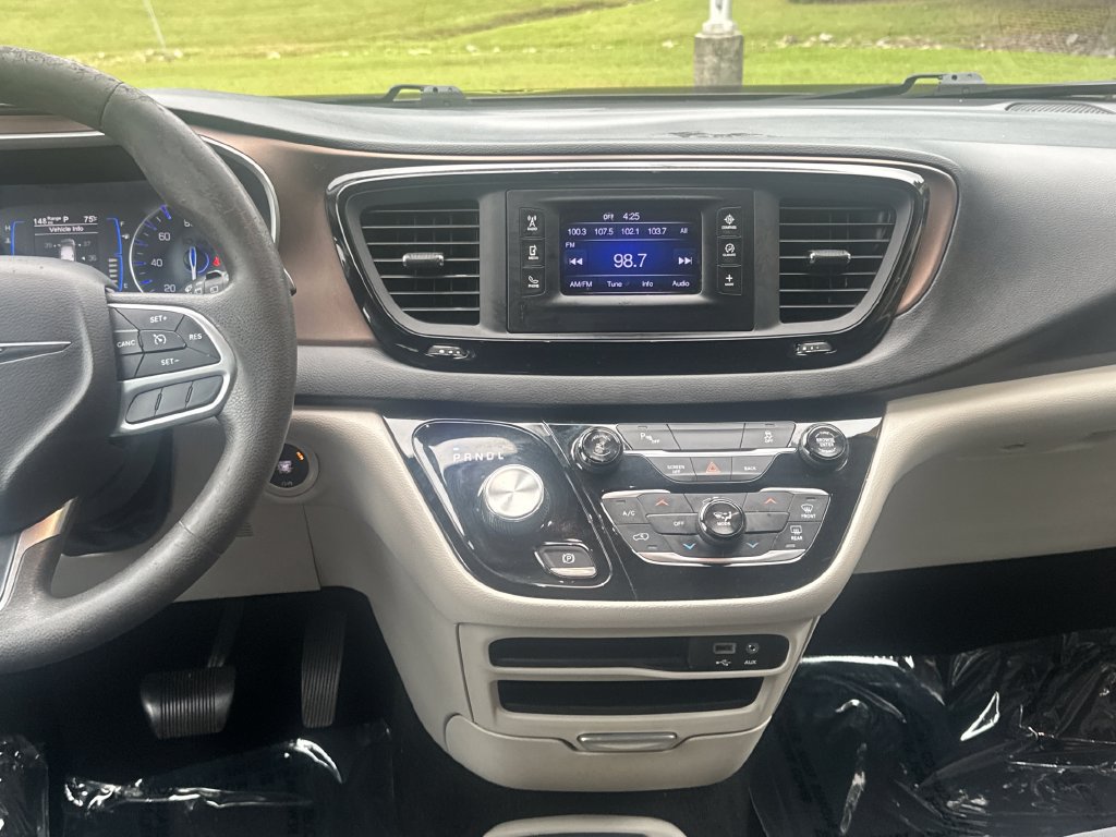 Used 2017 Chrysler Pacifica LX FWD image 19