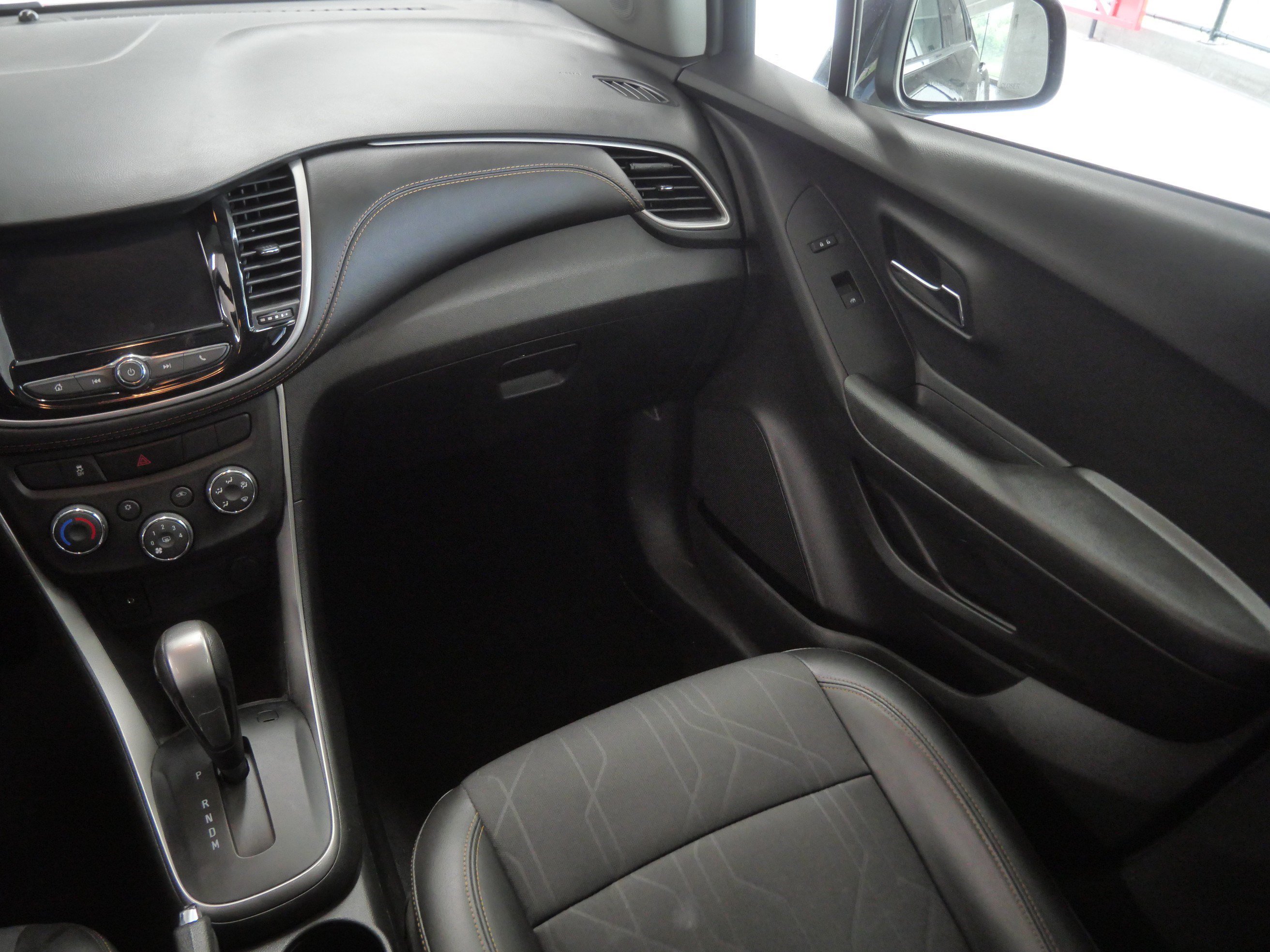 Used 2020 Chevrolet Trax LT w/ LT Convenience Package AWD/4WD image 11