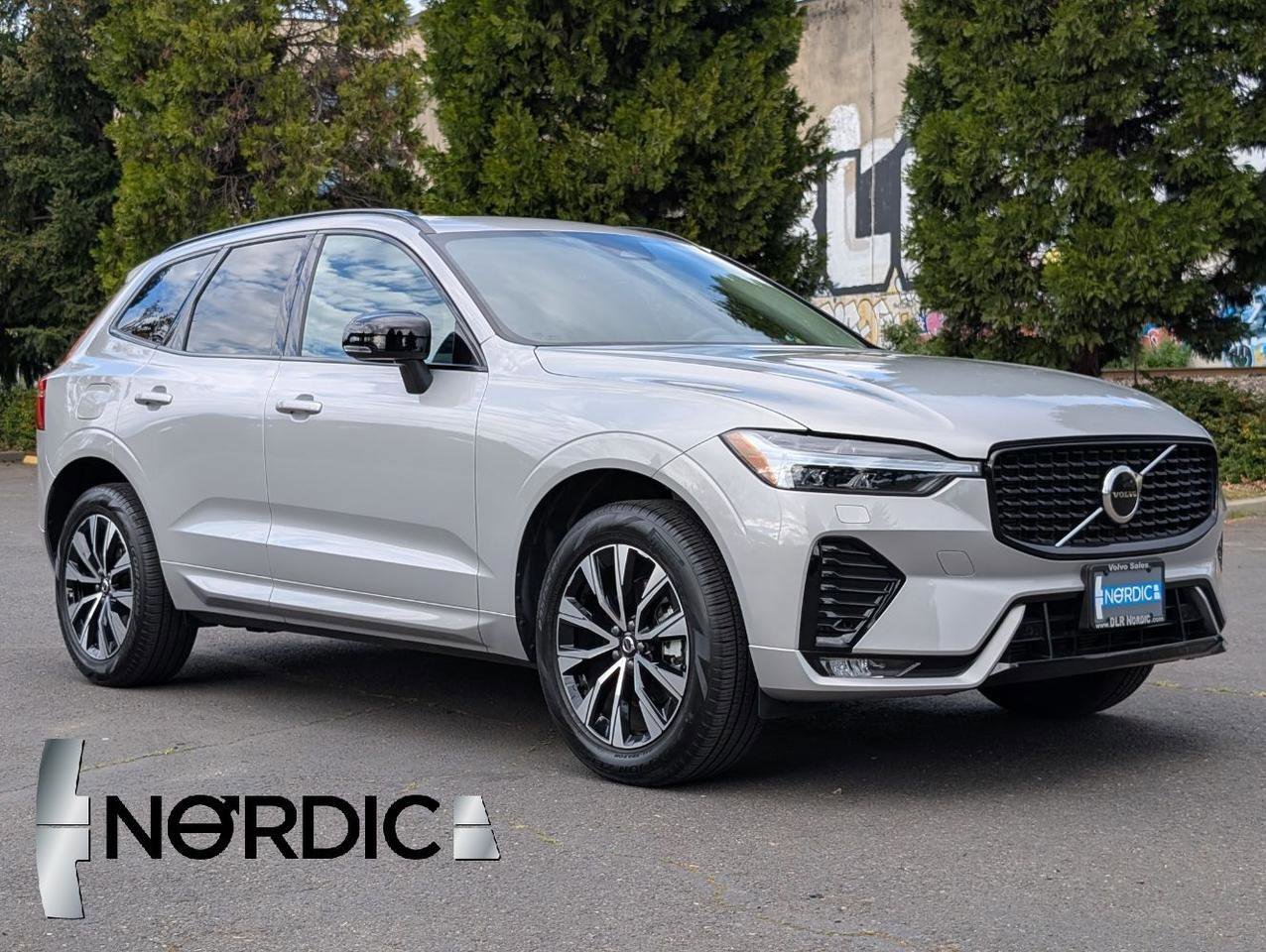 Used 2025 Volvo XC60 B5 Core AWD/4WD image 1